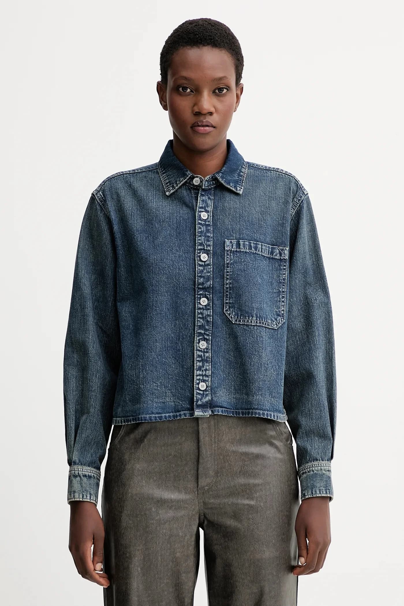 Джинсовая рубашка свободного покроя с защипами в 1 точку