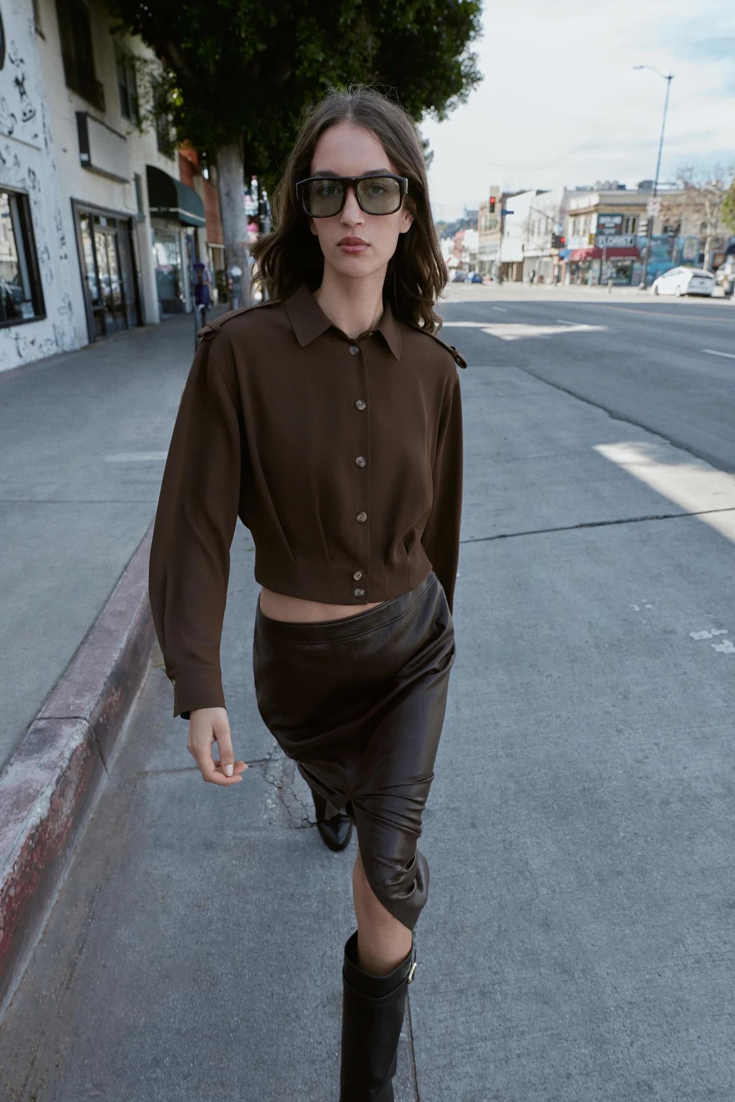 РУБАШКА С КОРОТКИМИ РУКАВАМИ И ОТВЕРСТИЯМИ НА ПЛЕЧЯХ