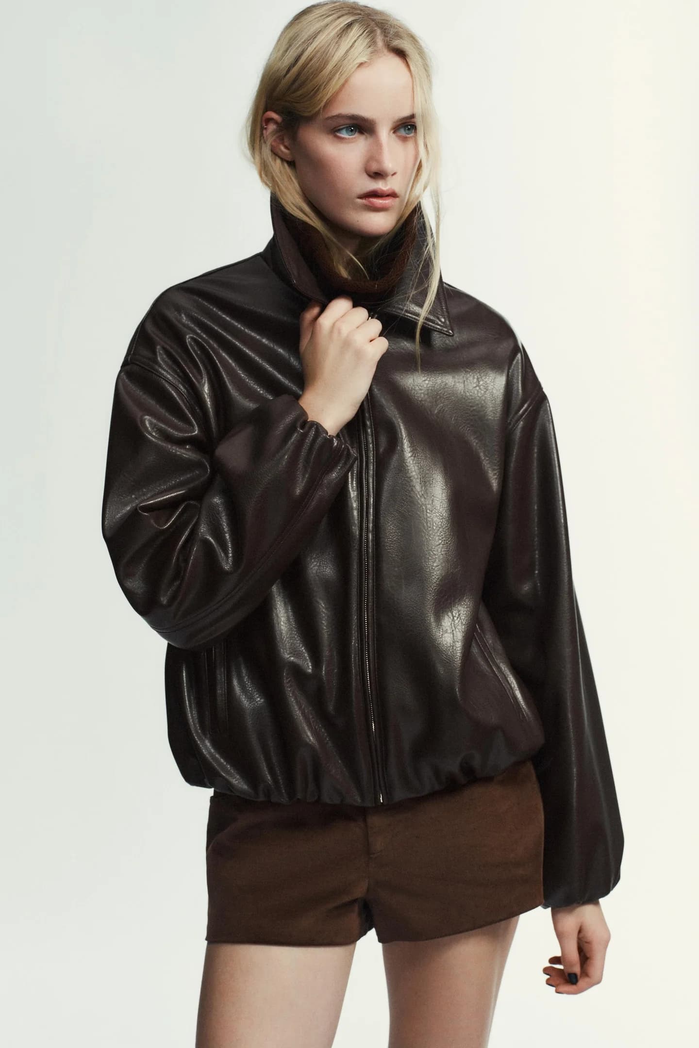 КУРТКА-БОМБЕР ИЗ ИСКУССТВЕННОЙ КОЖИ