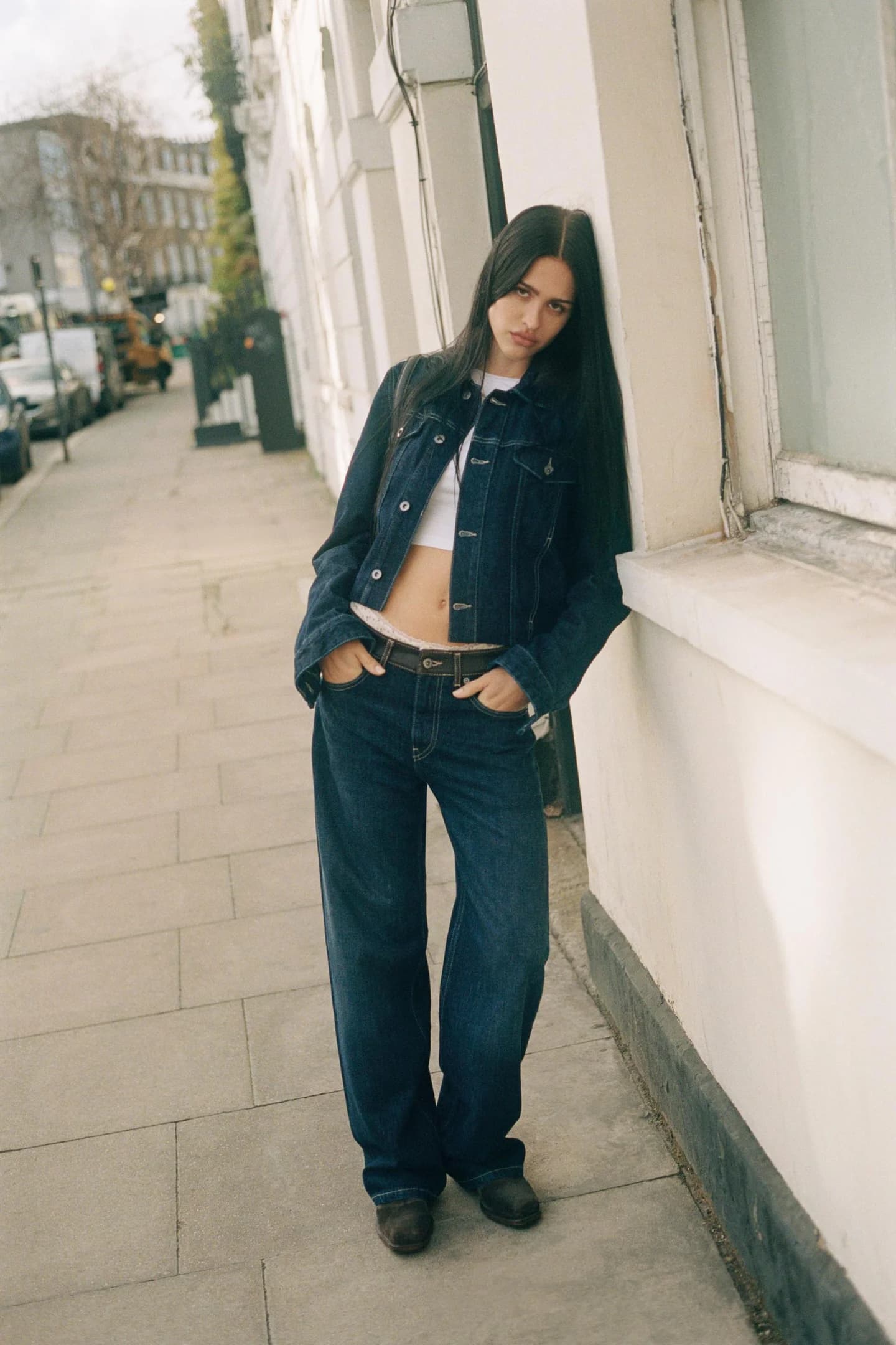 ДЖИНСОВАЯ КУРТКА С ДЕТАЛЯМИ ИЗ ИСКУССТВЕННОЙ КОЖИ