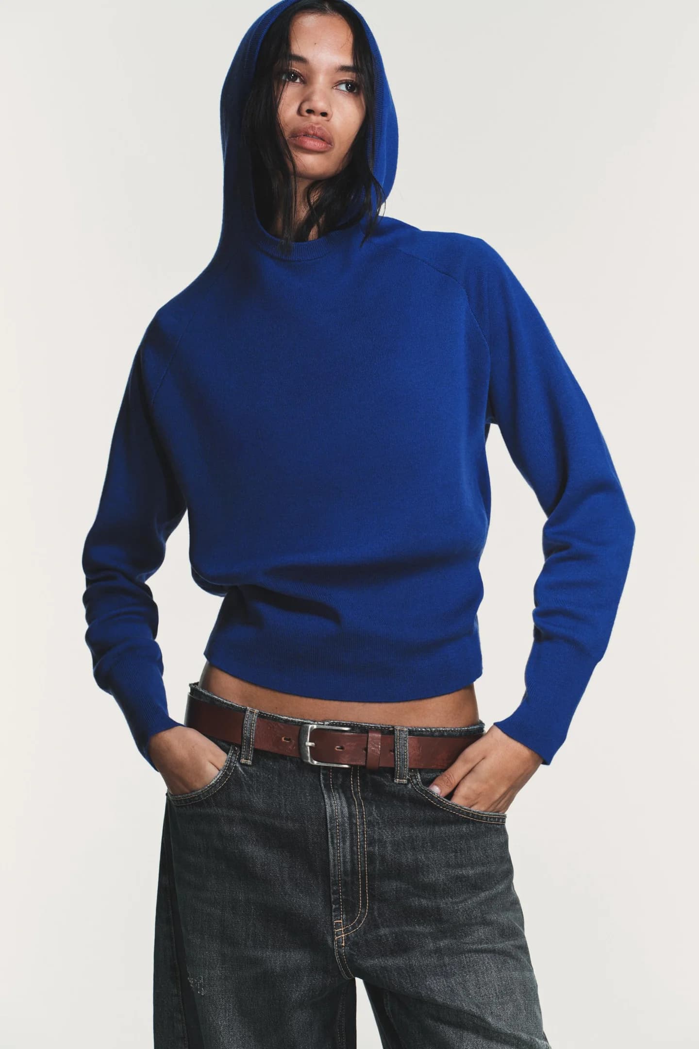 ГЛАДКИЙ ТРИКОТАЖНЫЙ ДЖЕМПЕР С КАПЮШОНОМ