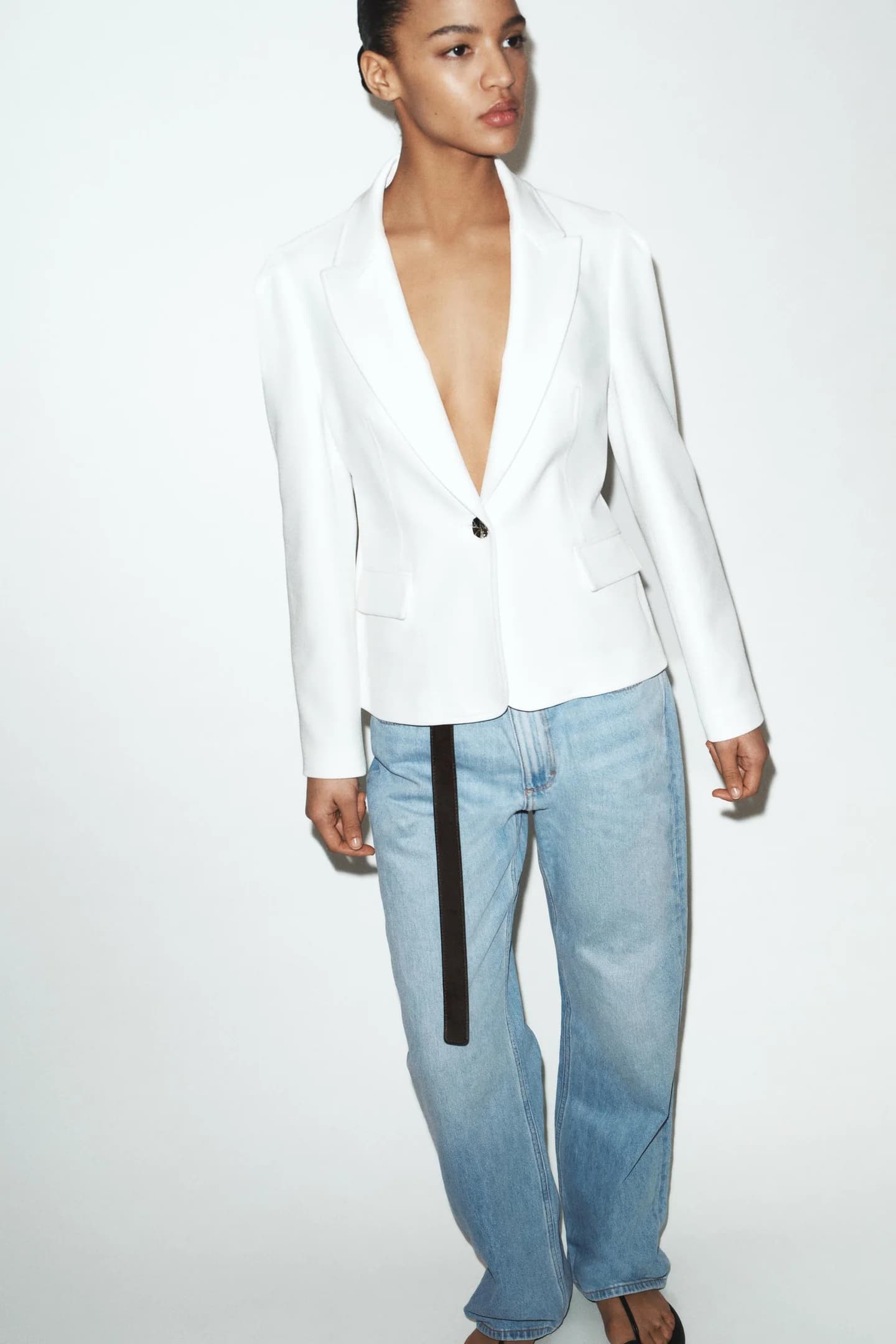 КУРТКА В РЕБРУСКУ С ПОДЧЕРКНЕННЫМИ ПЛЕЧАМИ