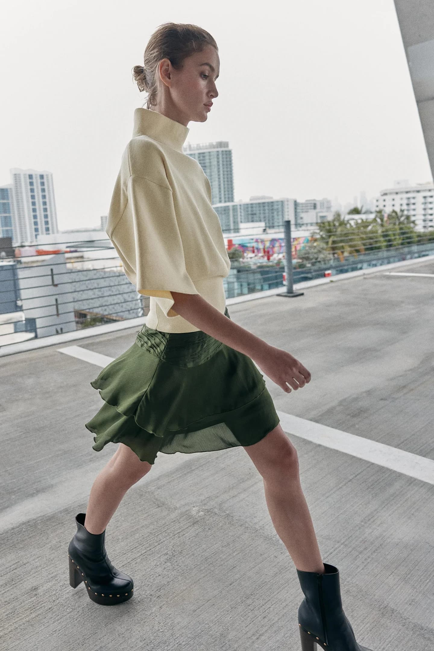 МИНИ-ЮБКА ИЗ АТЛАСА С ОБОРОТАМИ