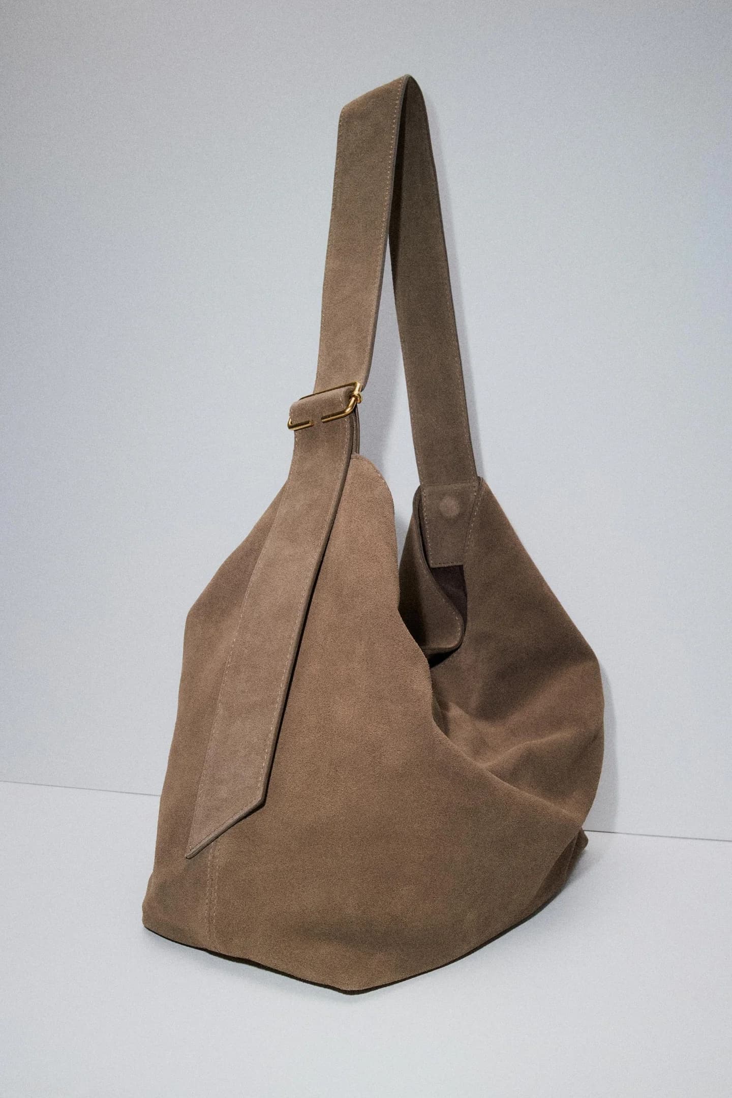 БОЛЬШАЯ КОЖАНАЯ СУМКА С ДЕКОРАТИВНЫМ КОЛЬЦОМ