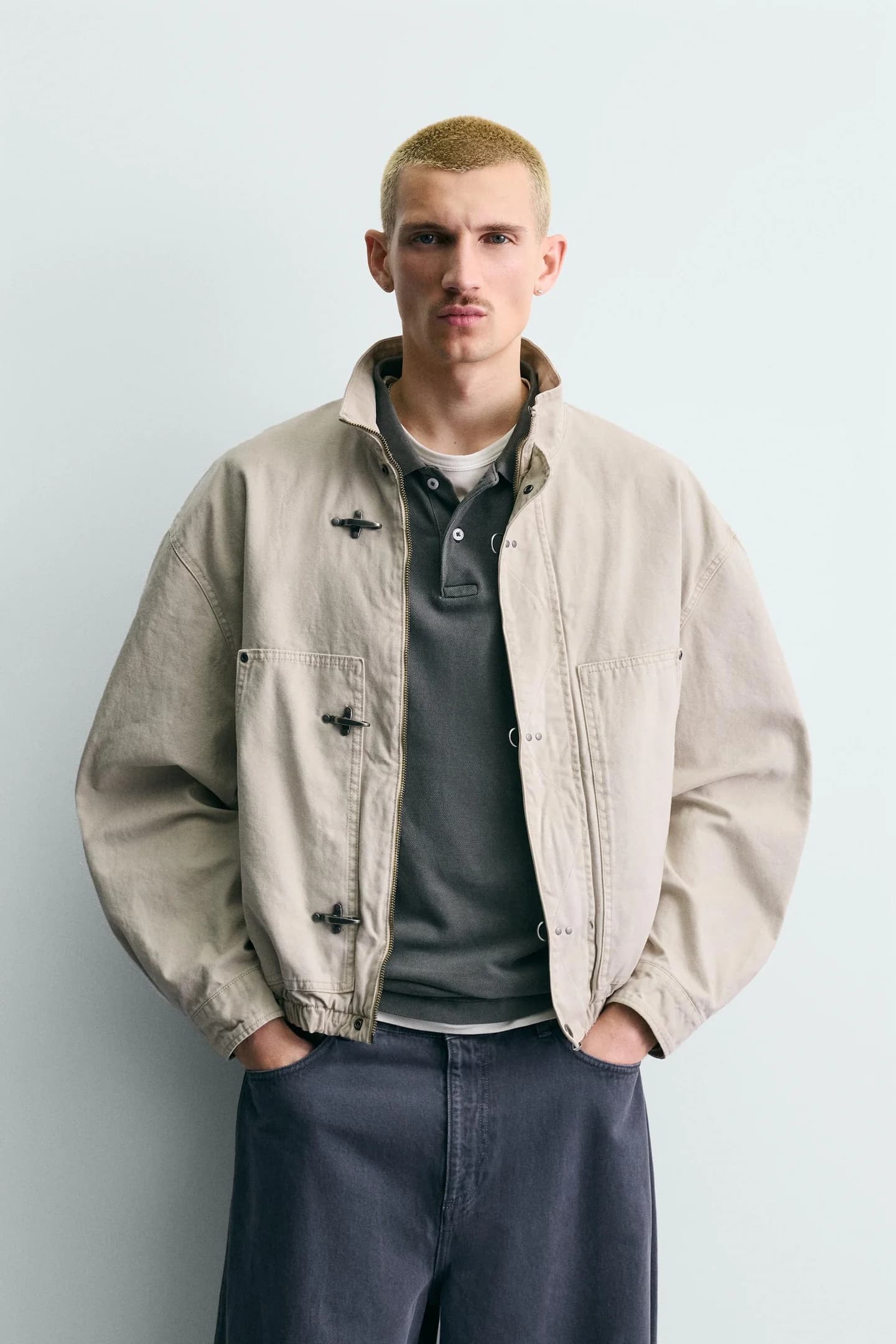 УКОРОЧЕННАЯ КУРТКА С ПУГОВИЦАМИ