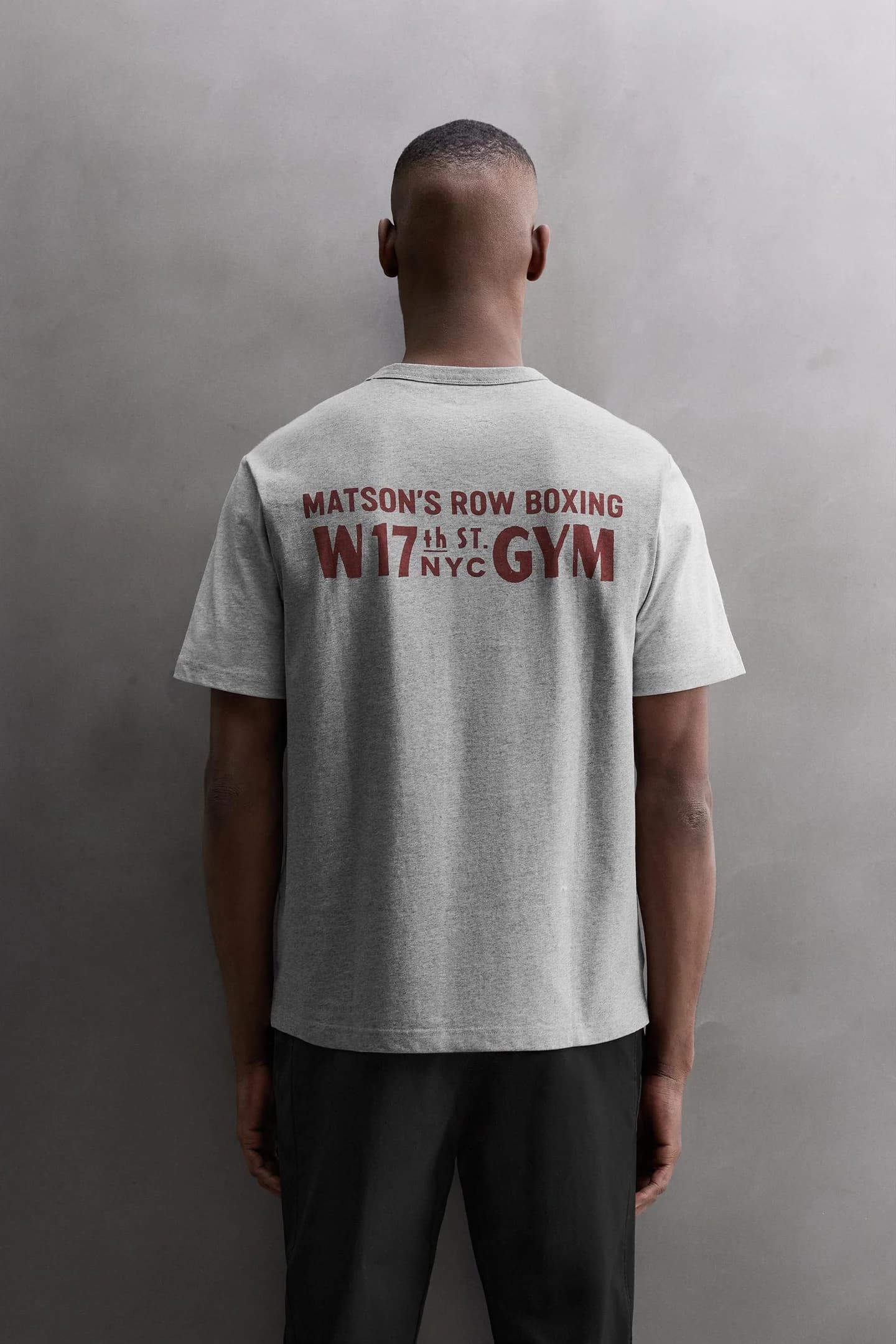 ФУТБОЛКА С ЦВЕТНЫМИ ВСТАВКАМИ И ВЫШИВКОЙ