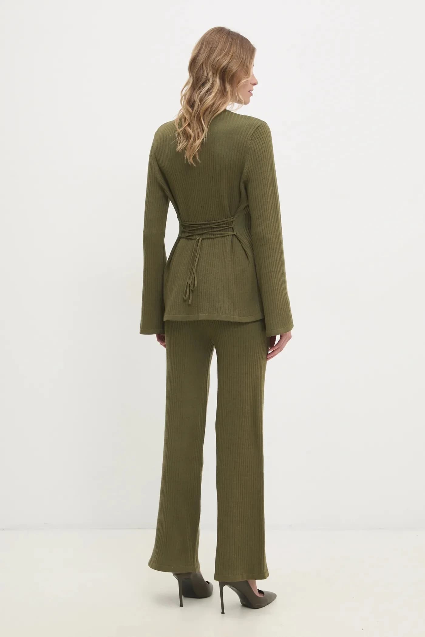 Свитер и брюки