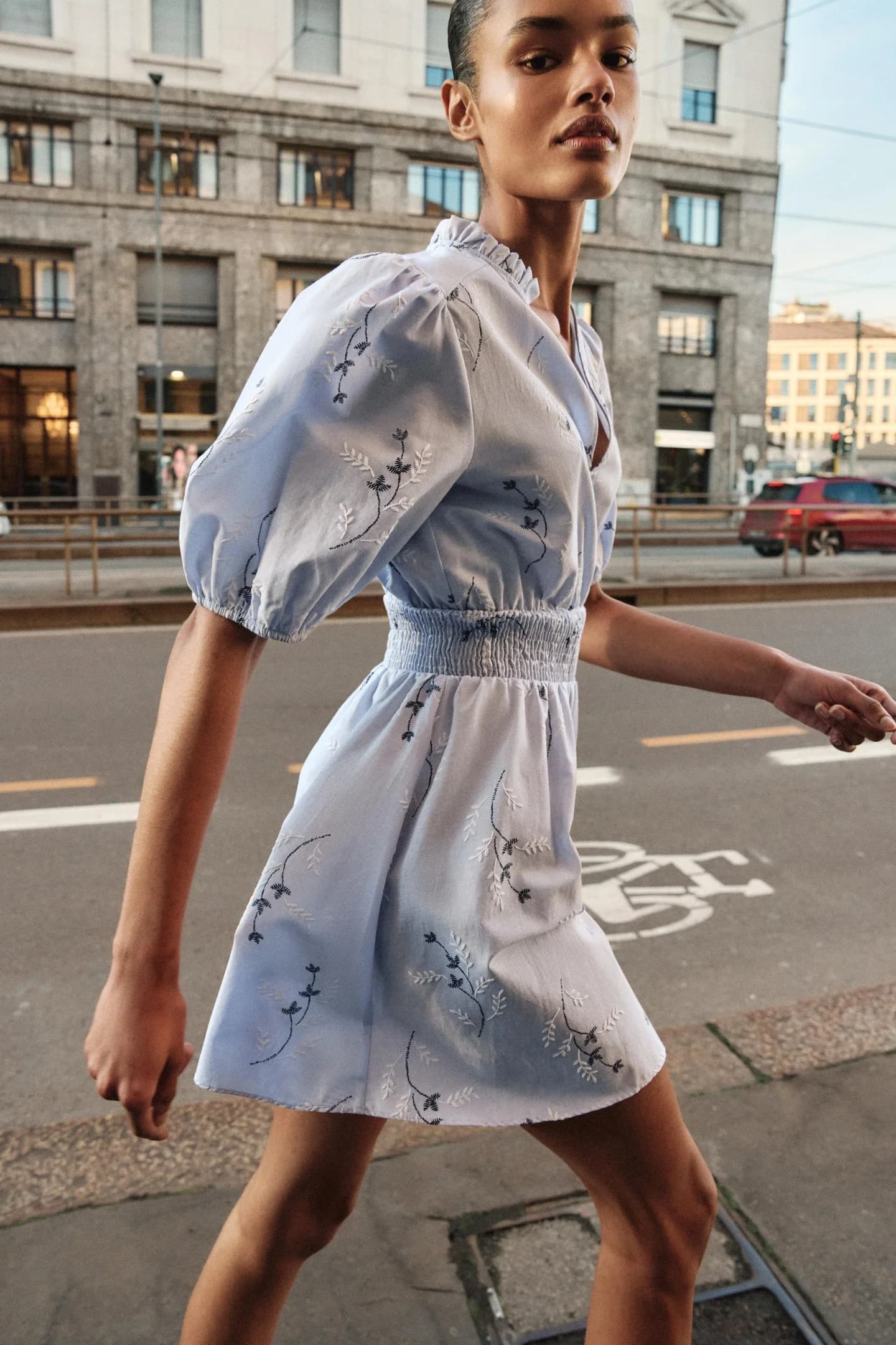 ПЛАТЬЕ С ПРИНТОМ И РЕЗИНОВОЙ ВЫШИВКОЙ