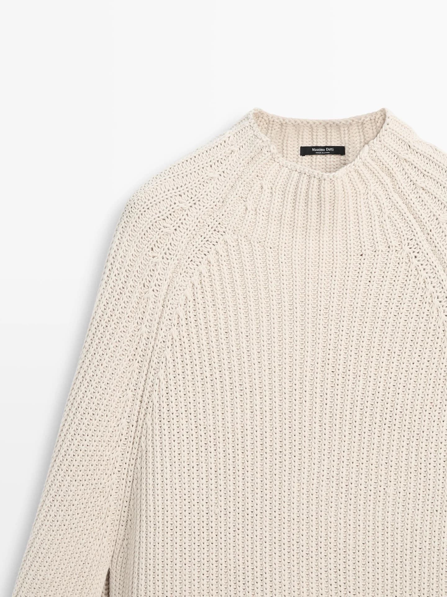 Вязаная накидка с декоративными разрезами.