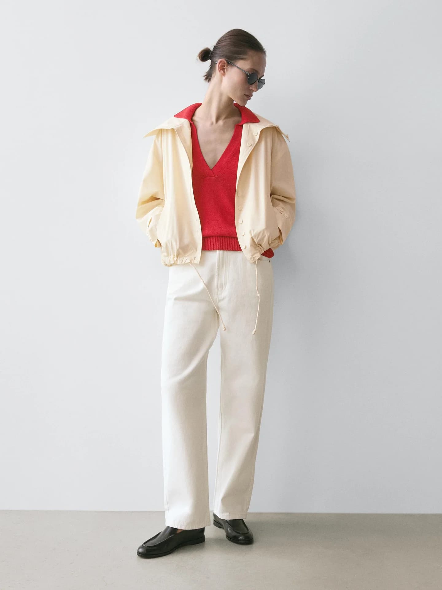 Свитер-поло из струящегося трикотажа.