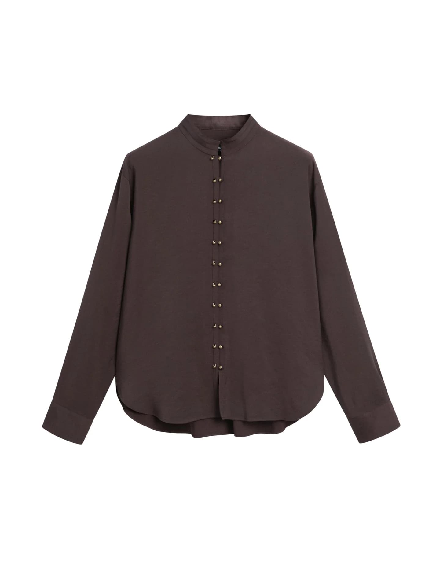 Свободная рубашка с декоративными пуговицами.