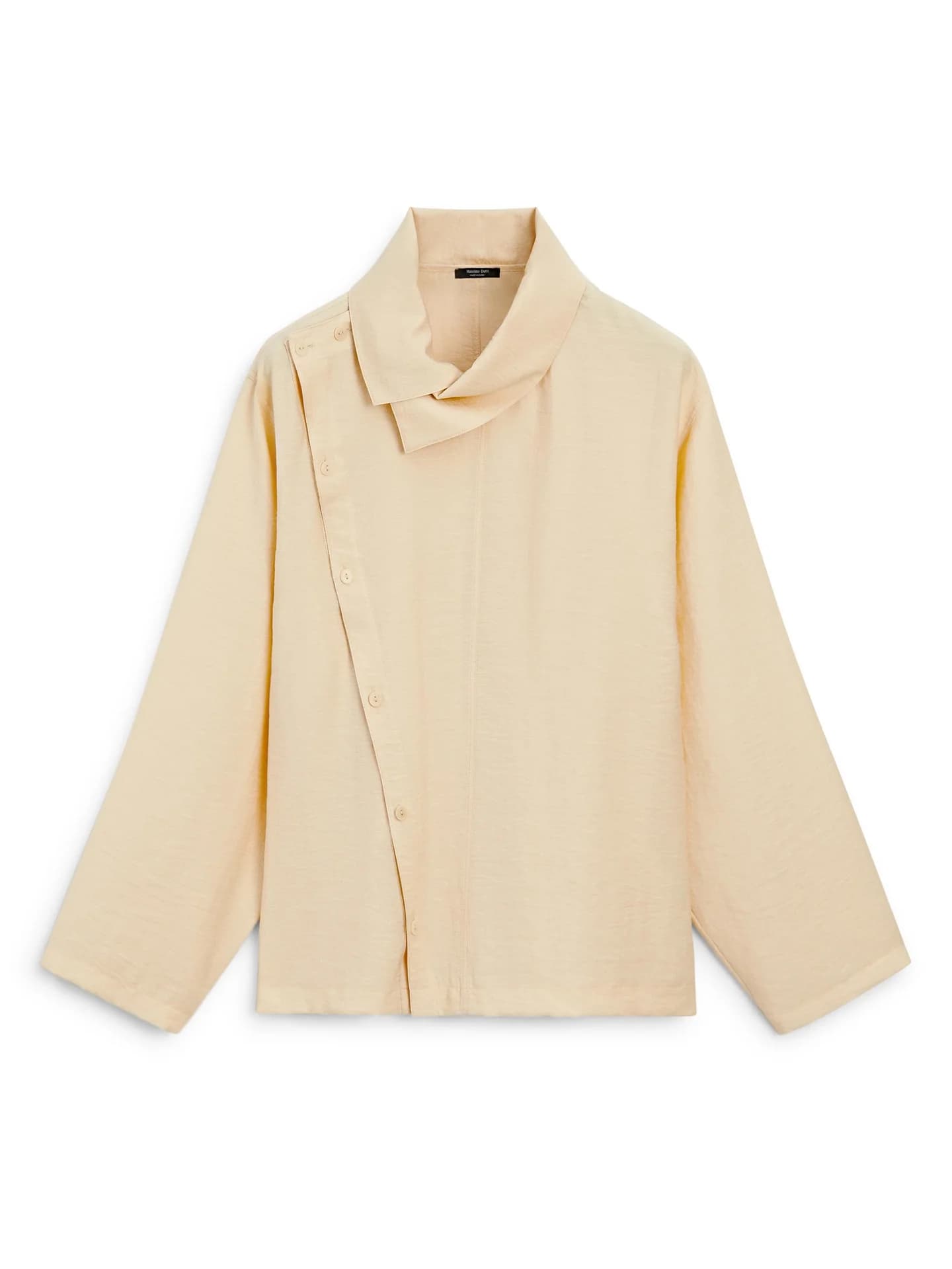 Рубашка с асимметричной застежкой на пуговицы.