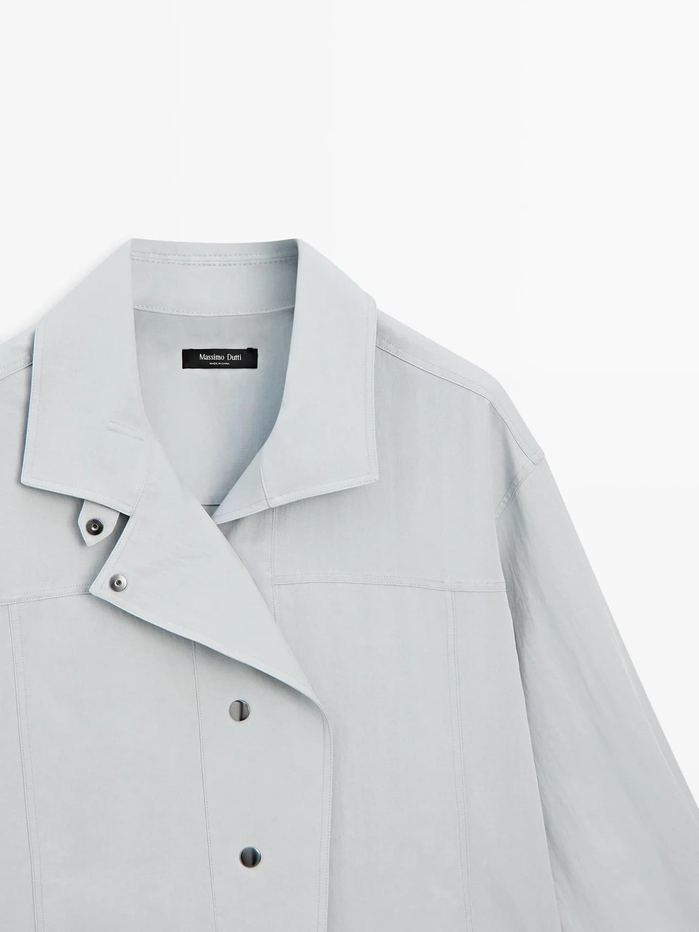 Свободная рубашка с декоративными пуговицами.