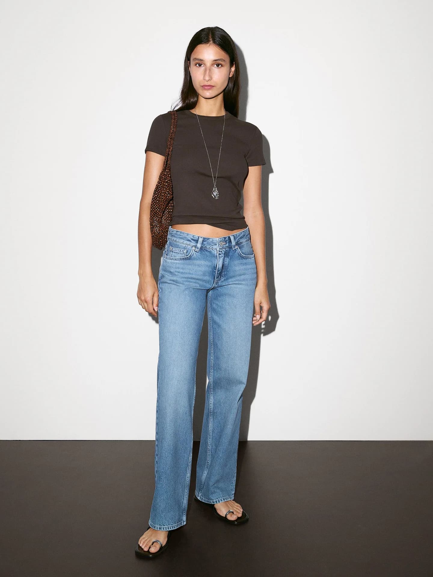 Футболка из ребристого материала с короткими рукавами.