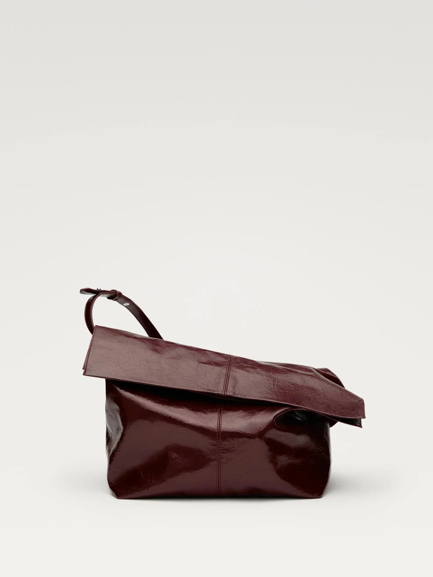 Сумка с клапаном из кожи наппа с потрескавшимся эффектом