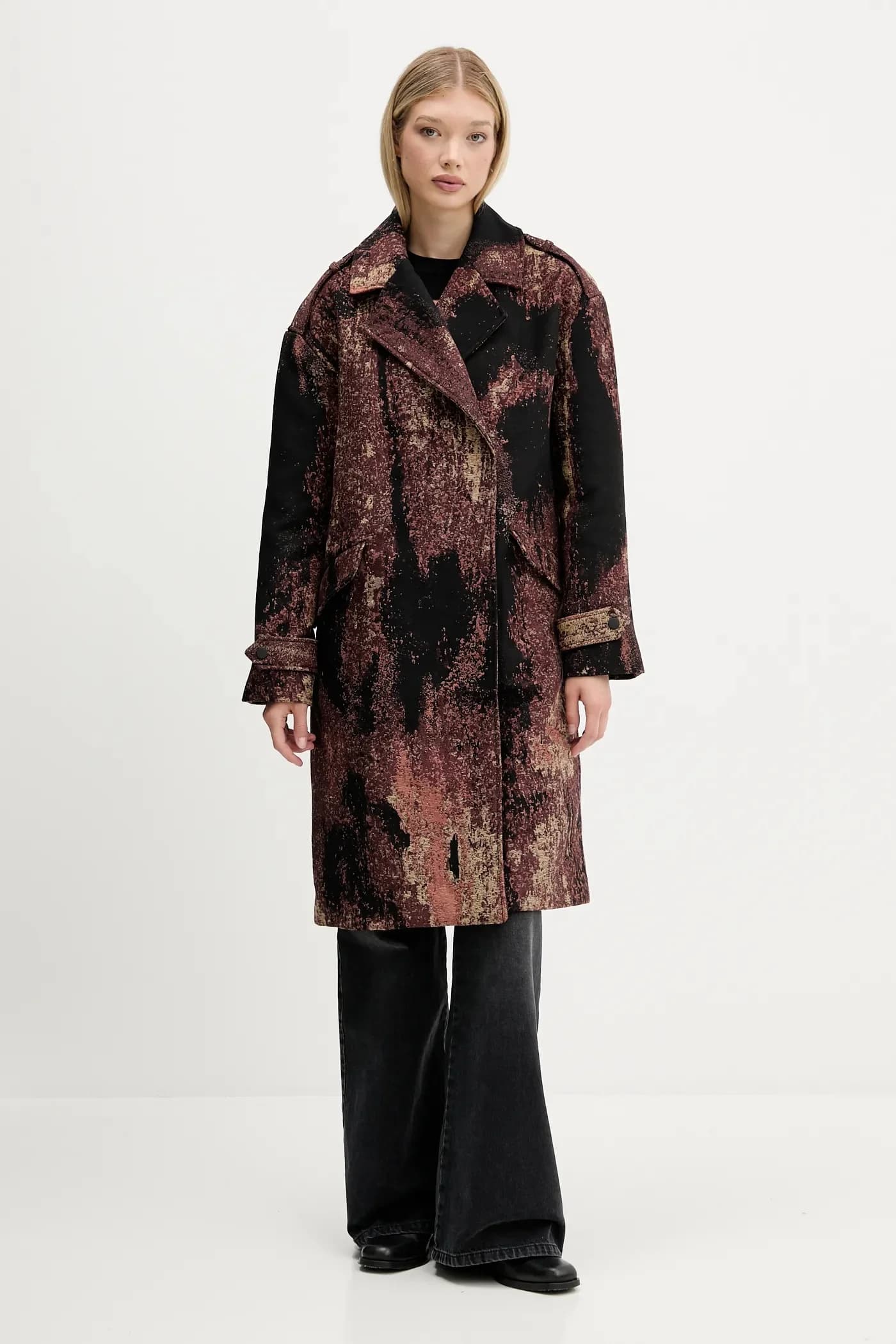 Пальто из матового лака