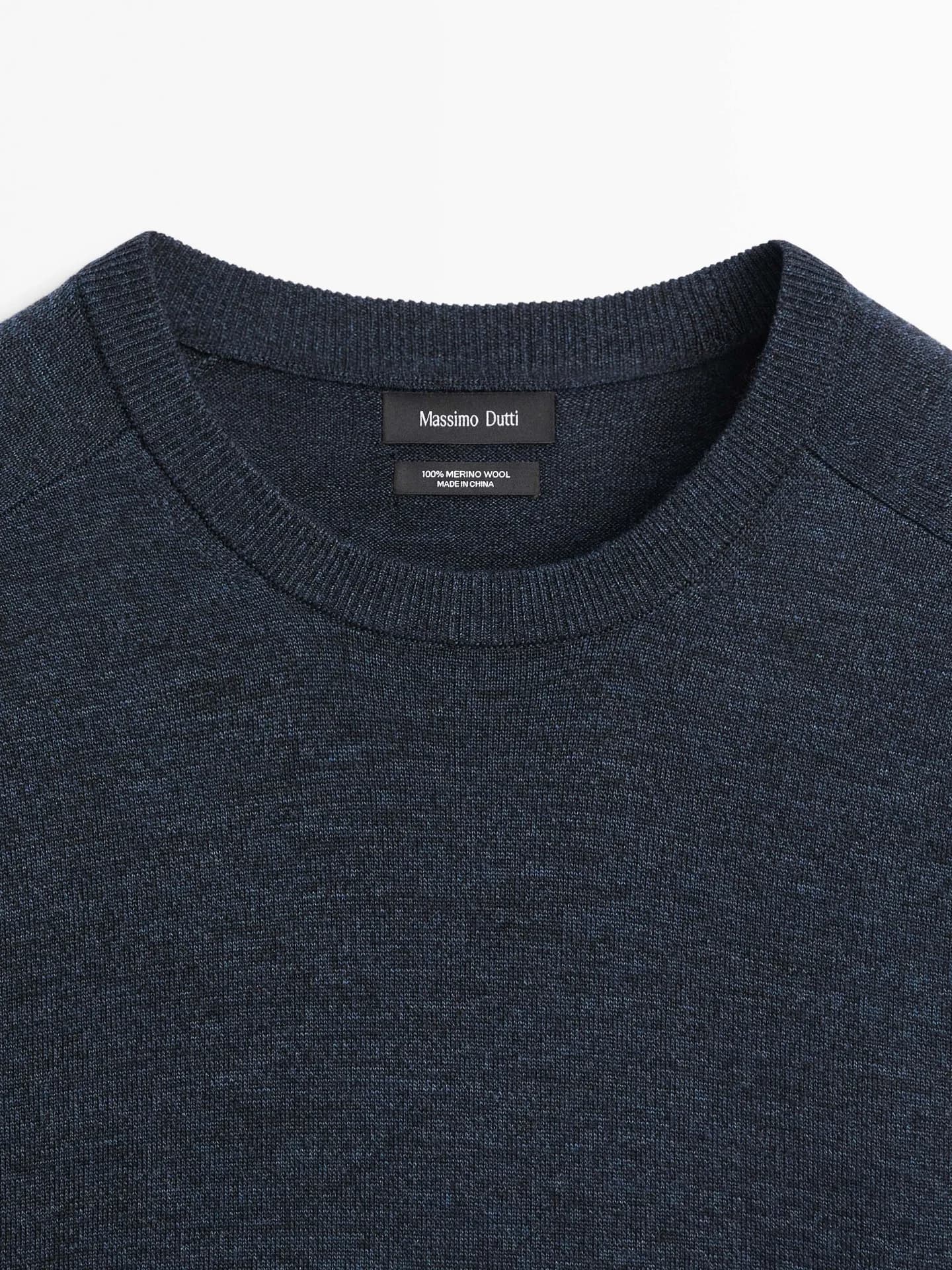 Вязаный свитер из шерсти мериноса с круглым вырезом.