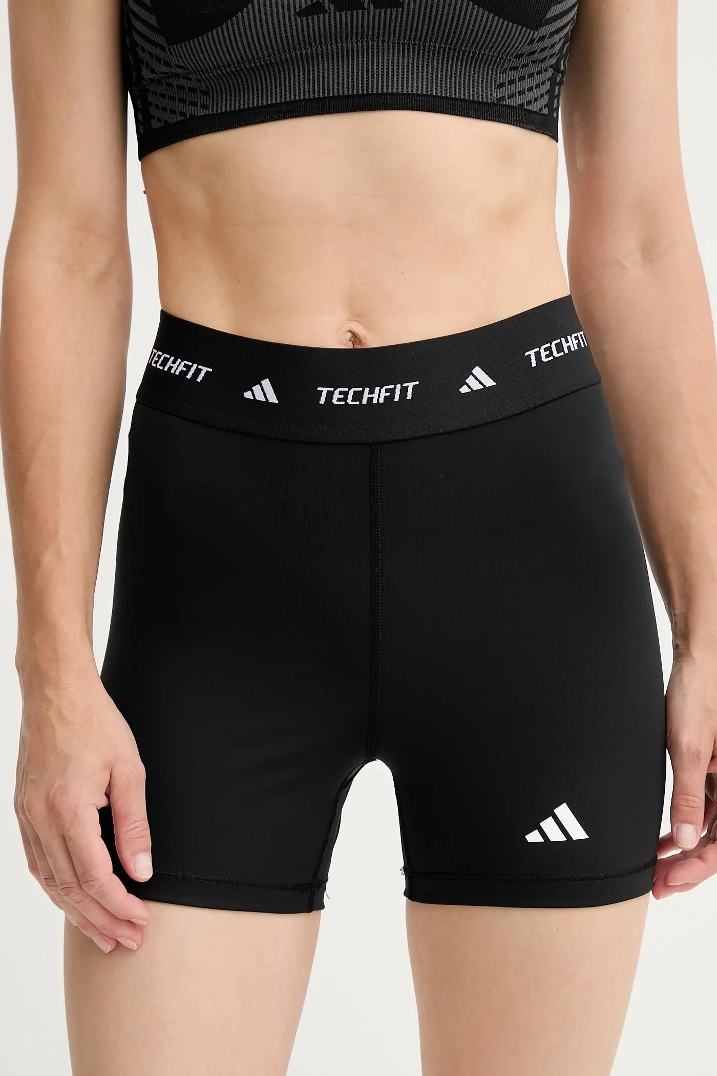 спортивные шорты Techfit черные для женщин