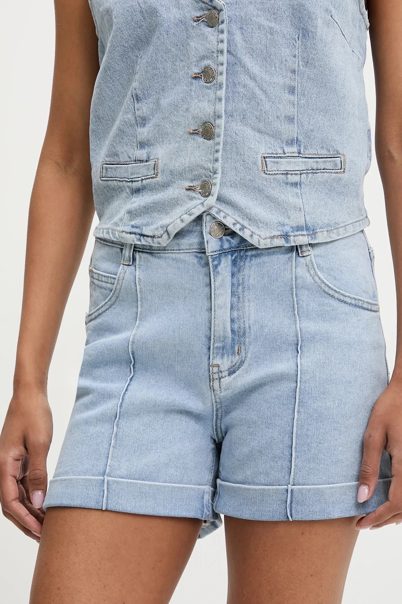 Джинсовые шорты