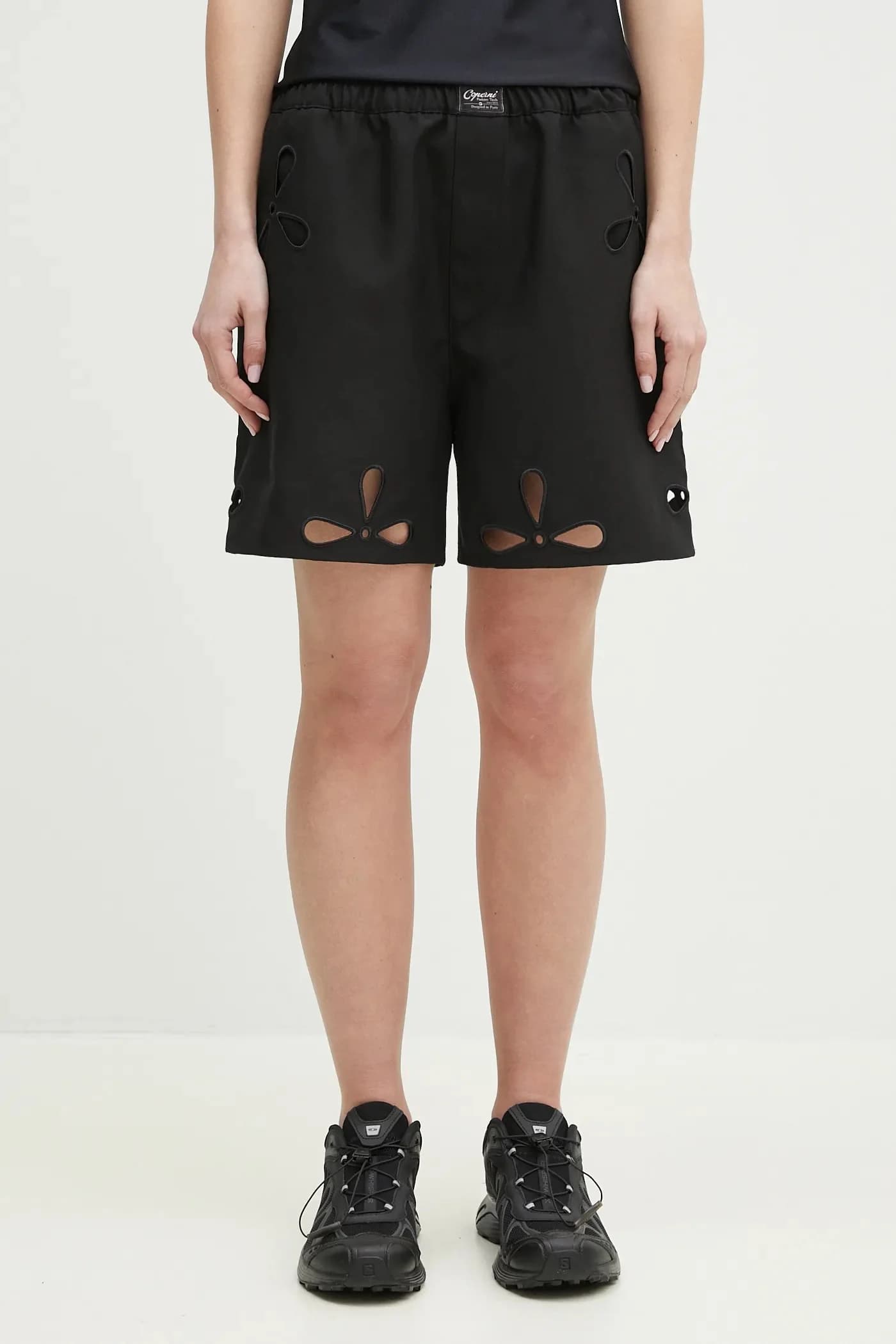 Шорты с вырезами и вышивкой лепестков