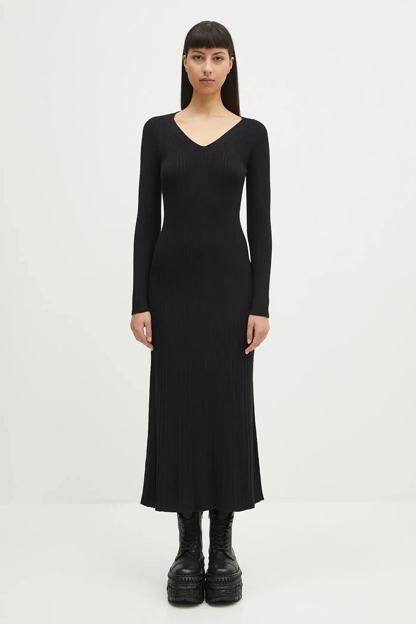 Платье Sacheryl с V-образным вырезом