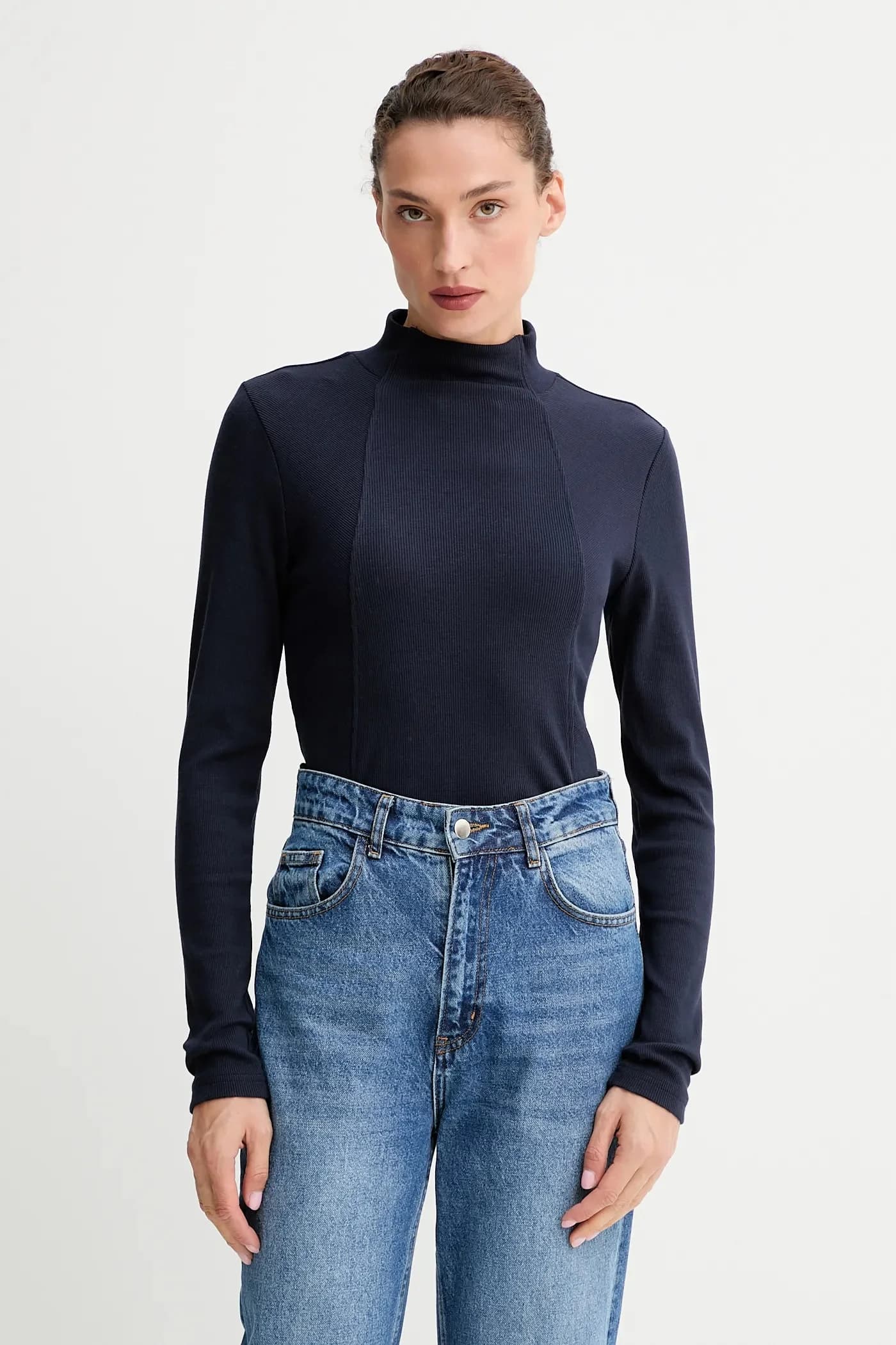 Лонгслив А-силуэта с тонкими ребристыми рукавами