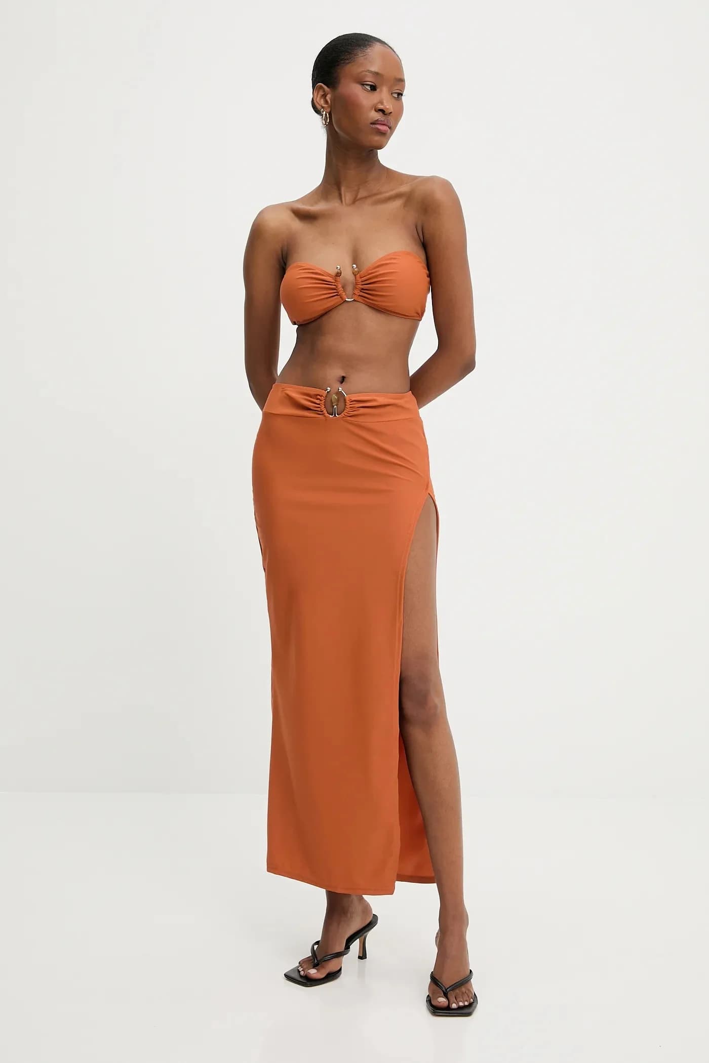 Раздельный купальник и юбка.