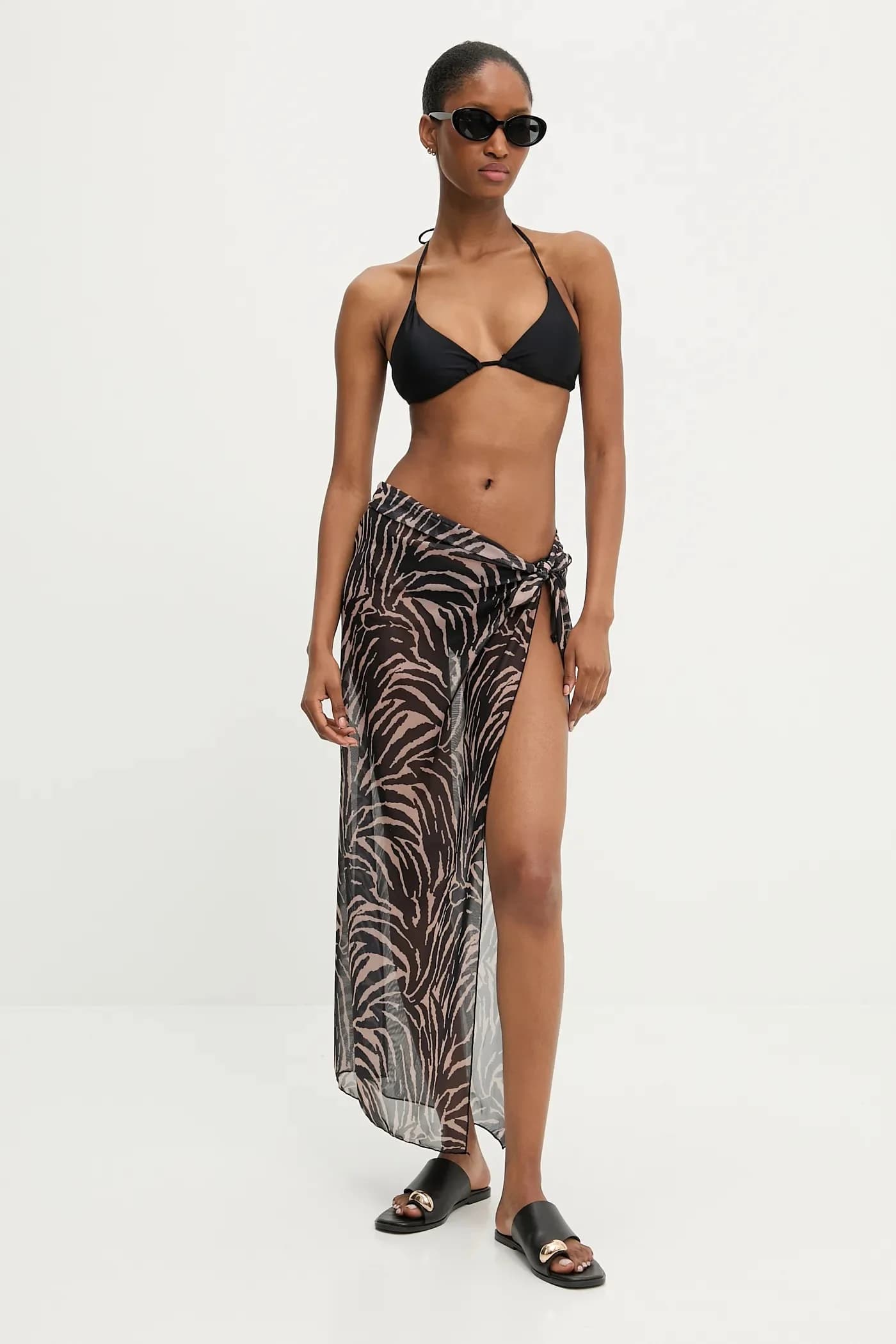 Раздельный купальник и парео.