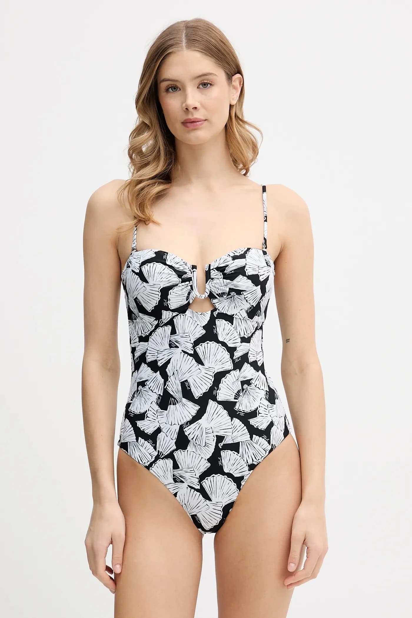 Цельный купальник