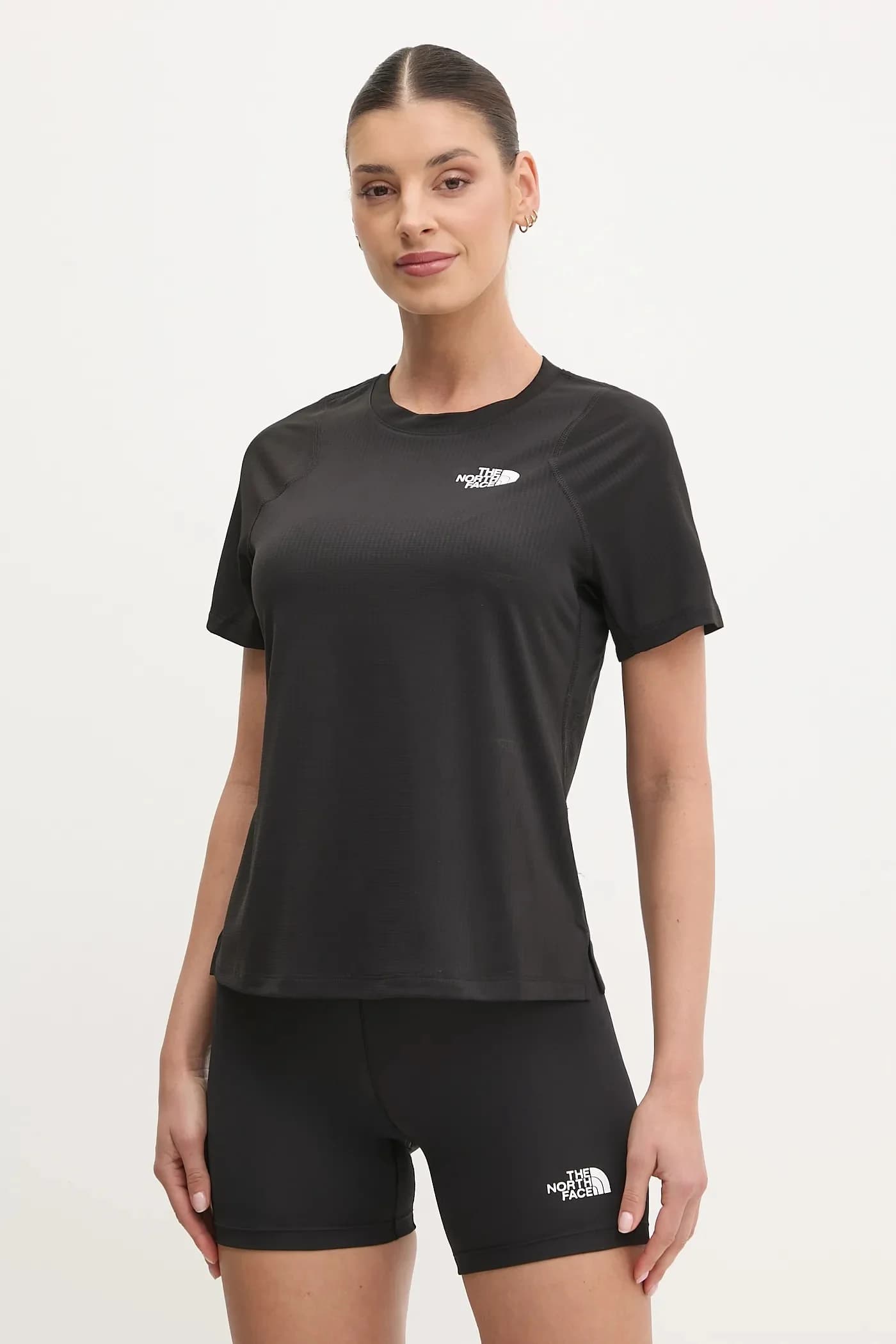 Яркая спортивная футболка