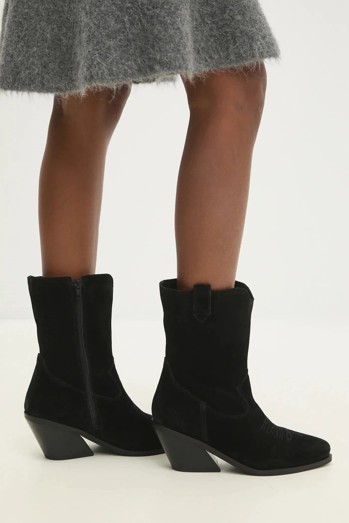 Замшевые ковбойские сапоги