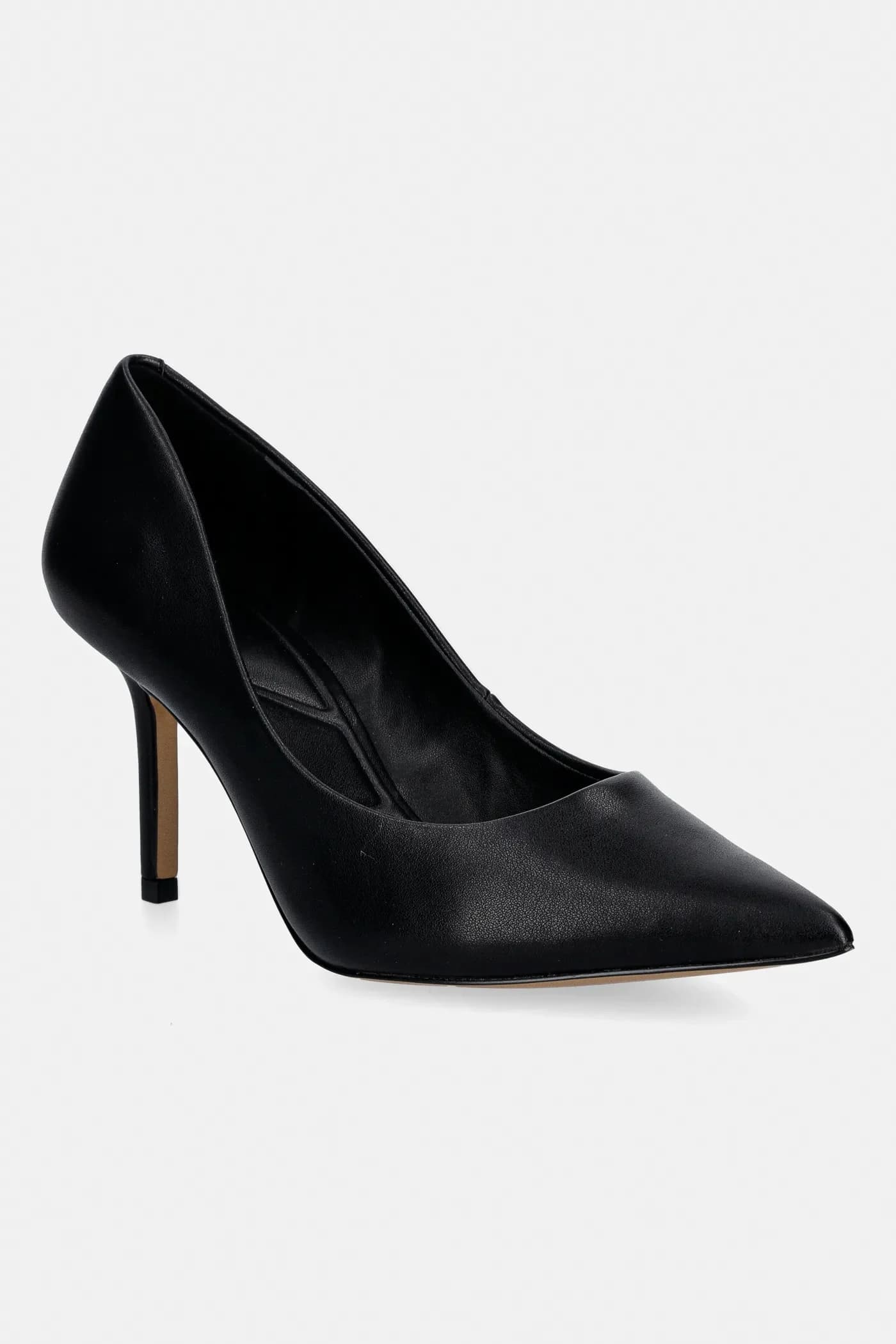 КЕЙТИ на высоких каблуках