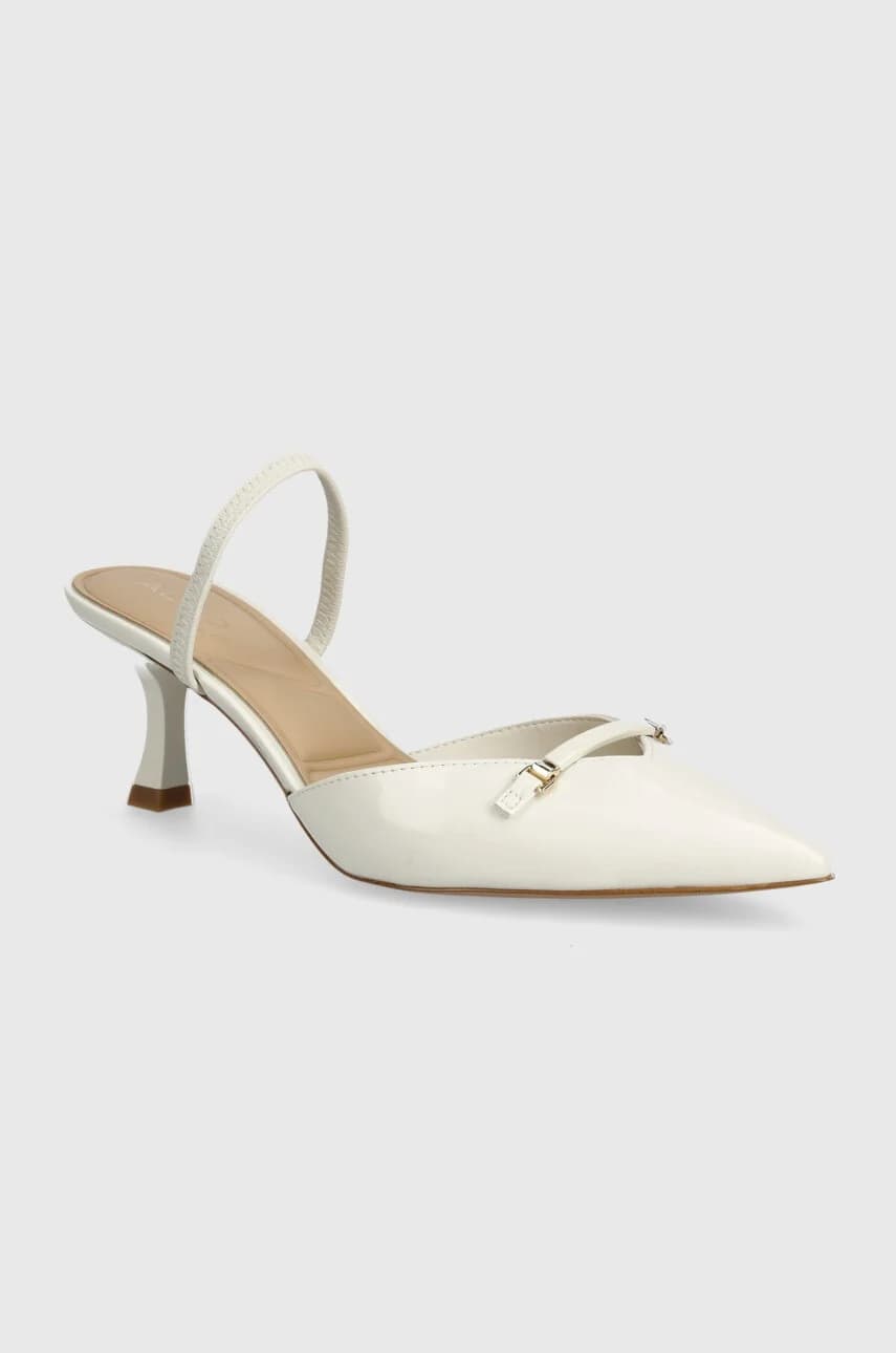 Найла на высоких каблуках