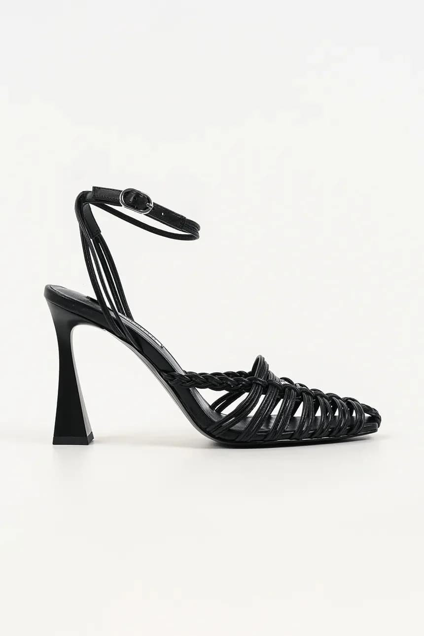 Кожаные туфли-дебютантки на высоком каблуке