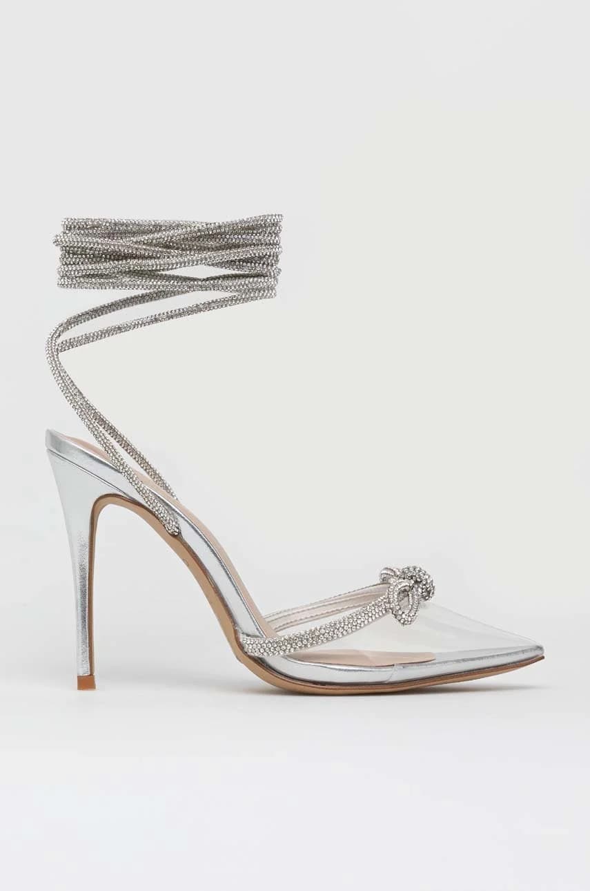 Халалия на высоких каблуках