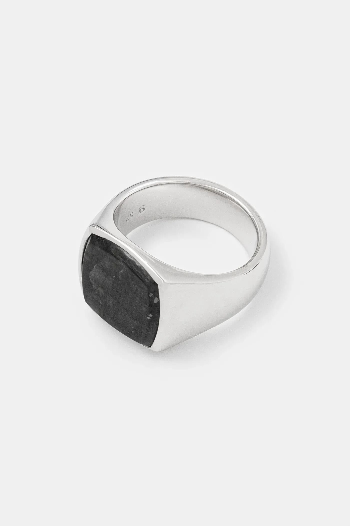 Серебряное кольцо Cushion Black с ларвикитом