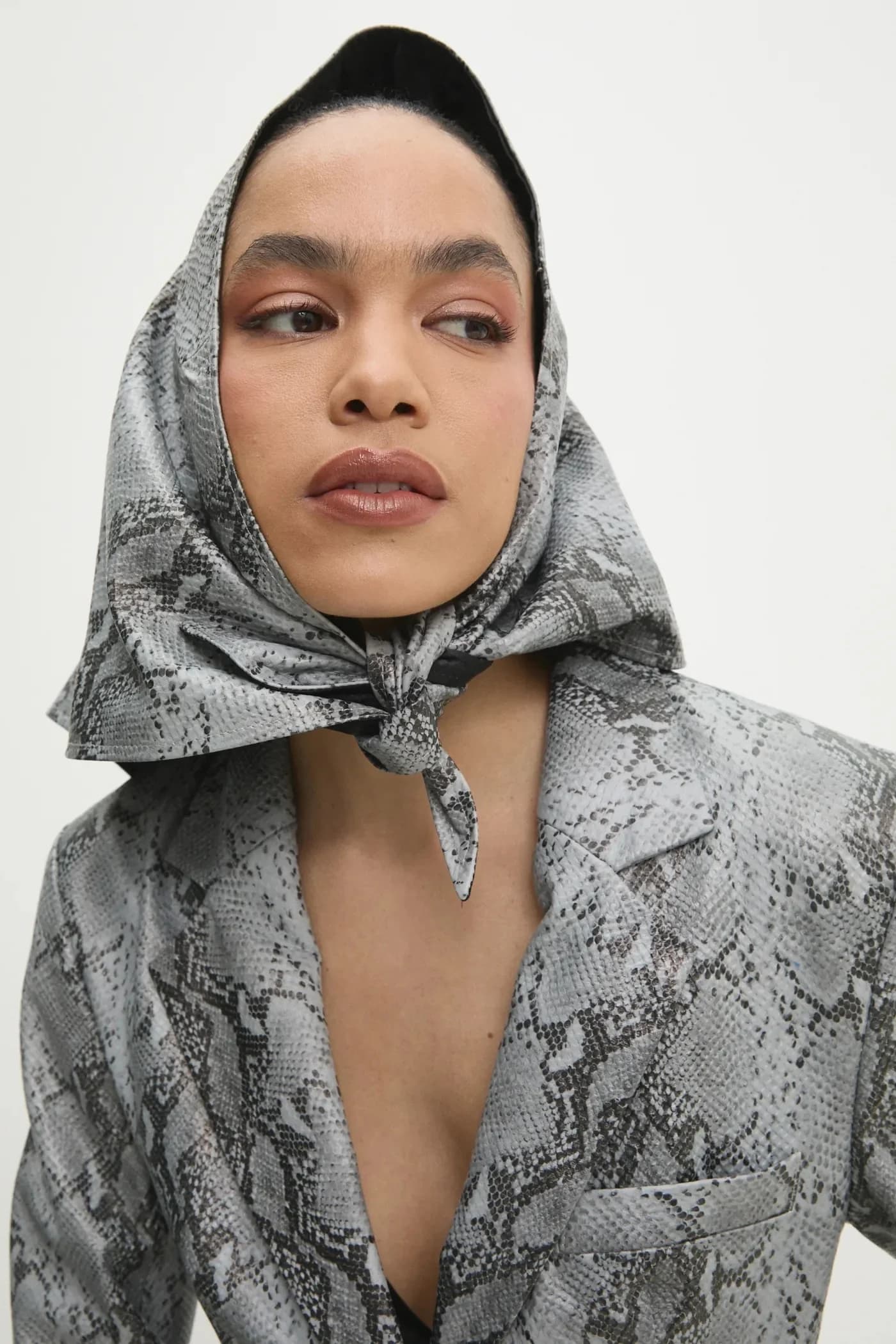 Кожаный шарф