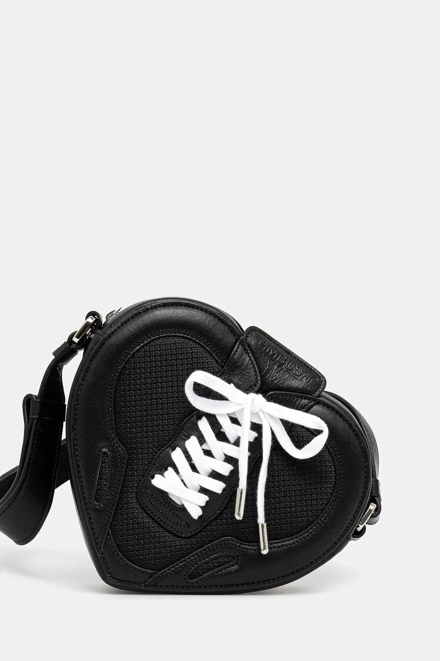 Кожаная сумка через плечо с сердечком на ремешке