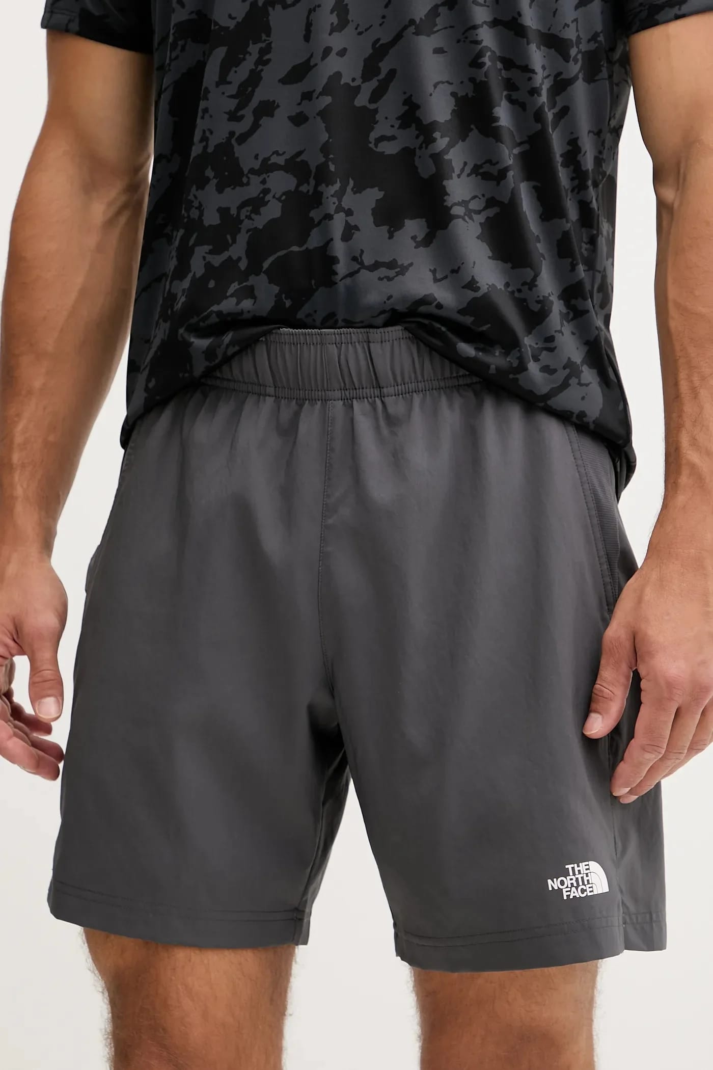 Спортивные шорты серые для мужчин