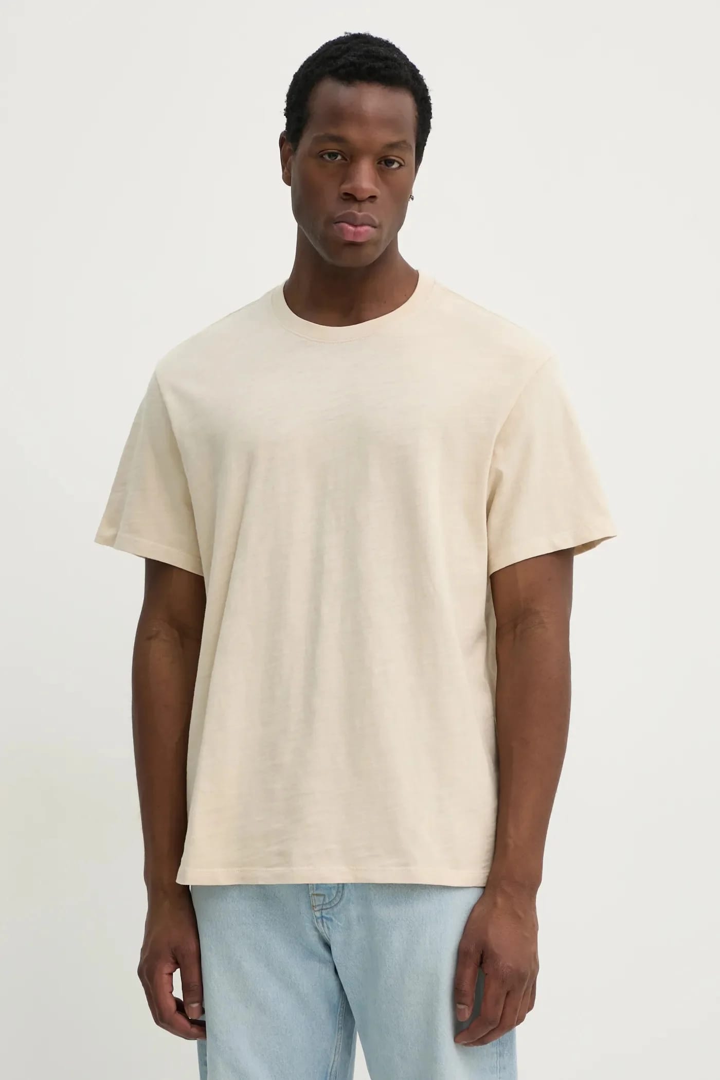 Футболка THE ESSENTIAL TEE из хлопка бежевая для мужчин