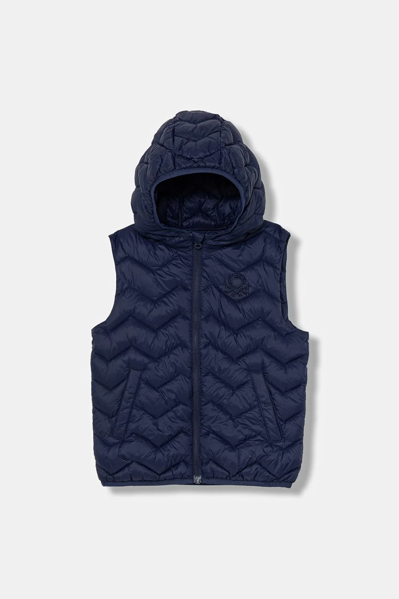 Детский жилет с капюшоном.