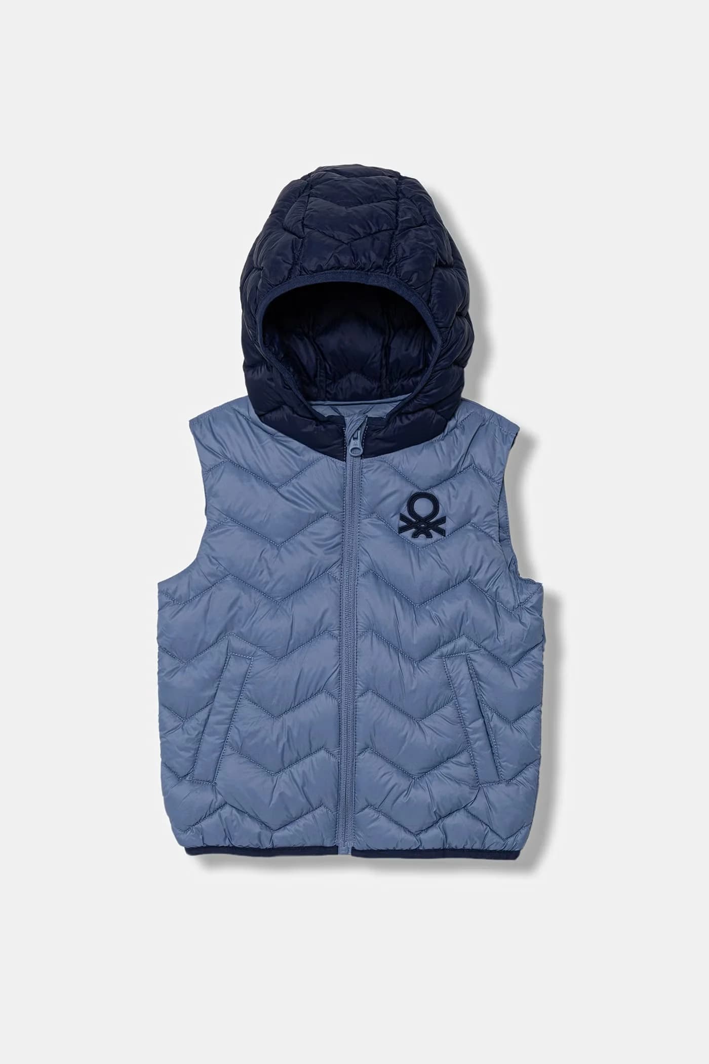 Детский жилет с капюшоном.