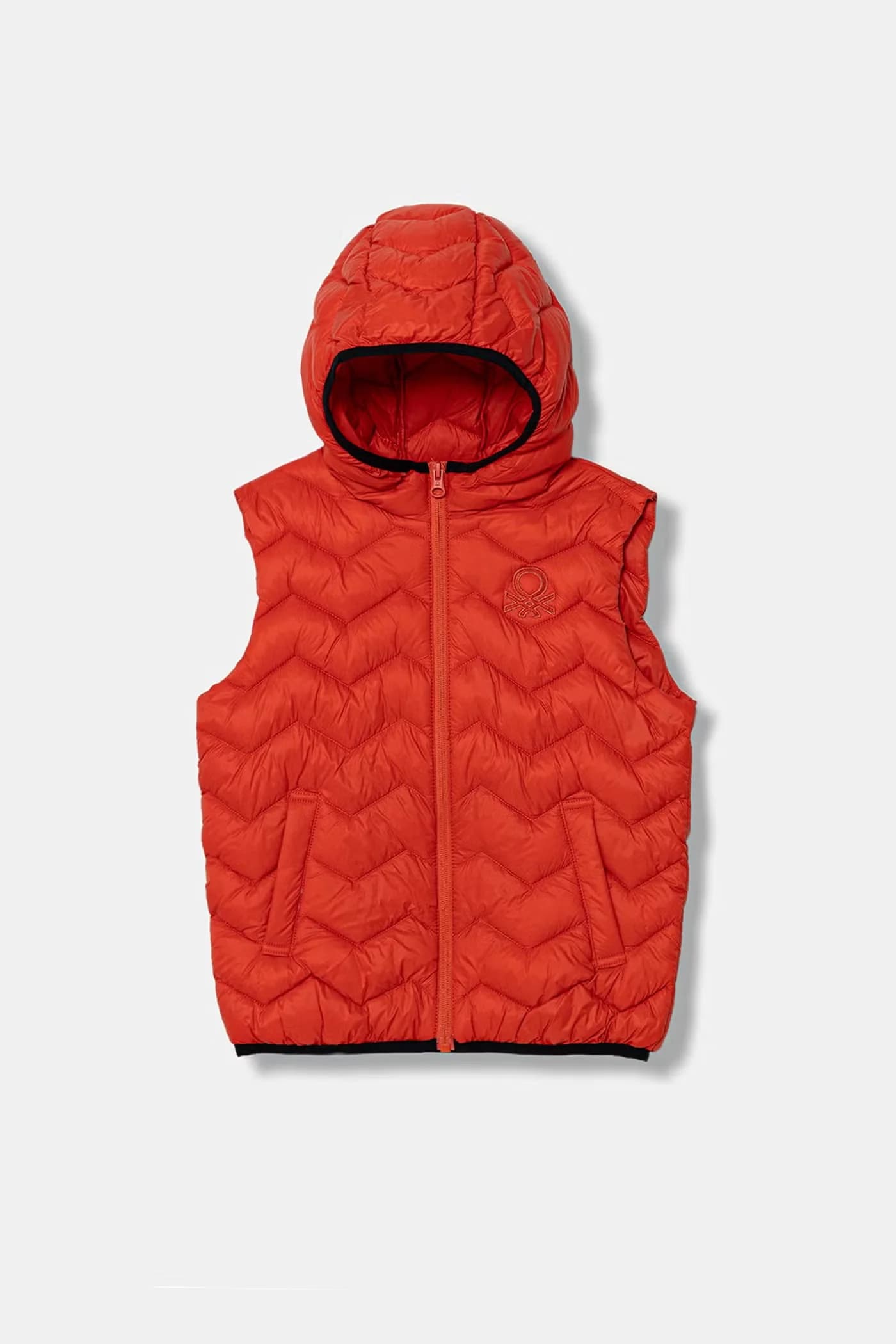 Детский жилет с капюшоном.