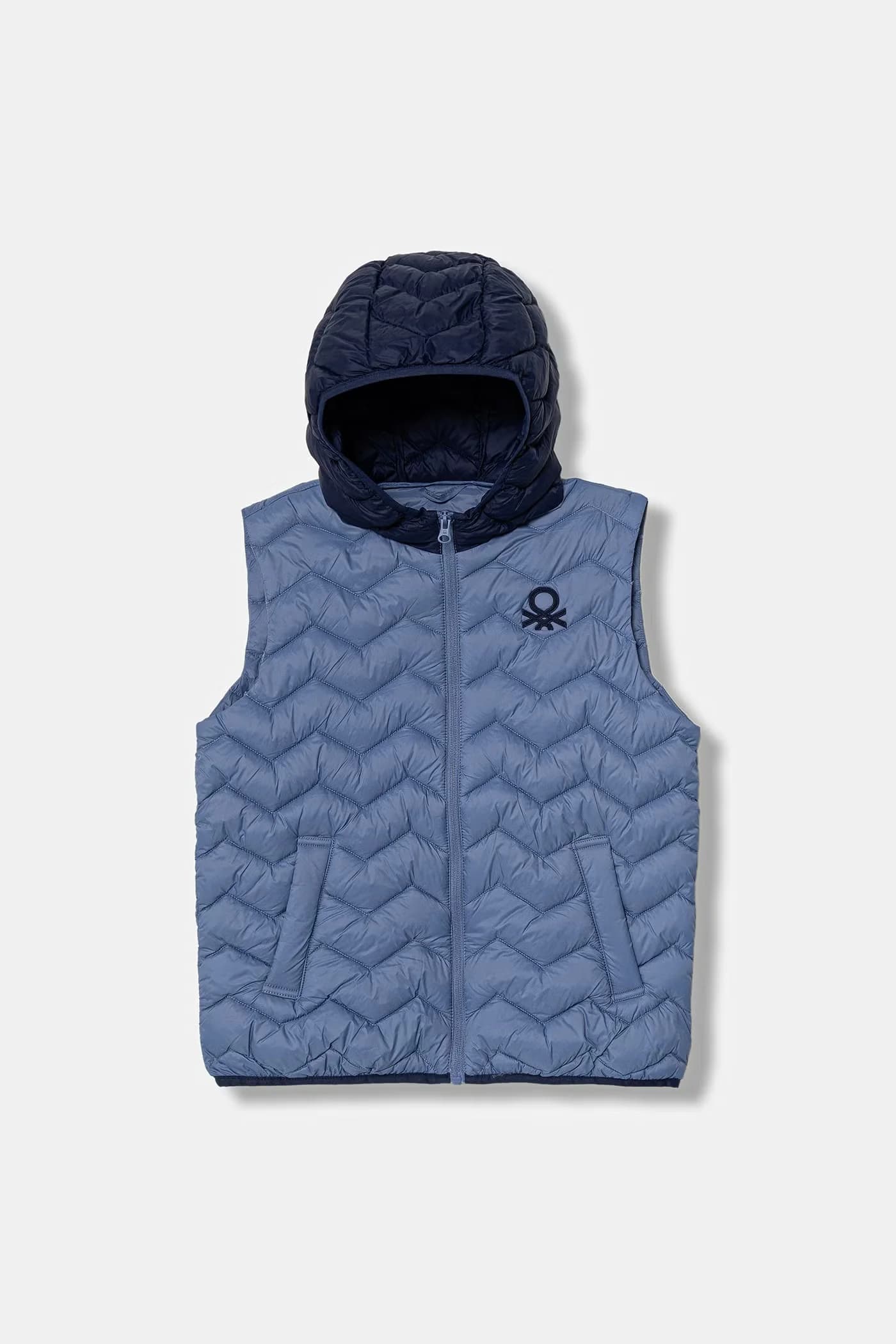 Детский жилет с капюшоном.