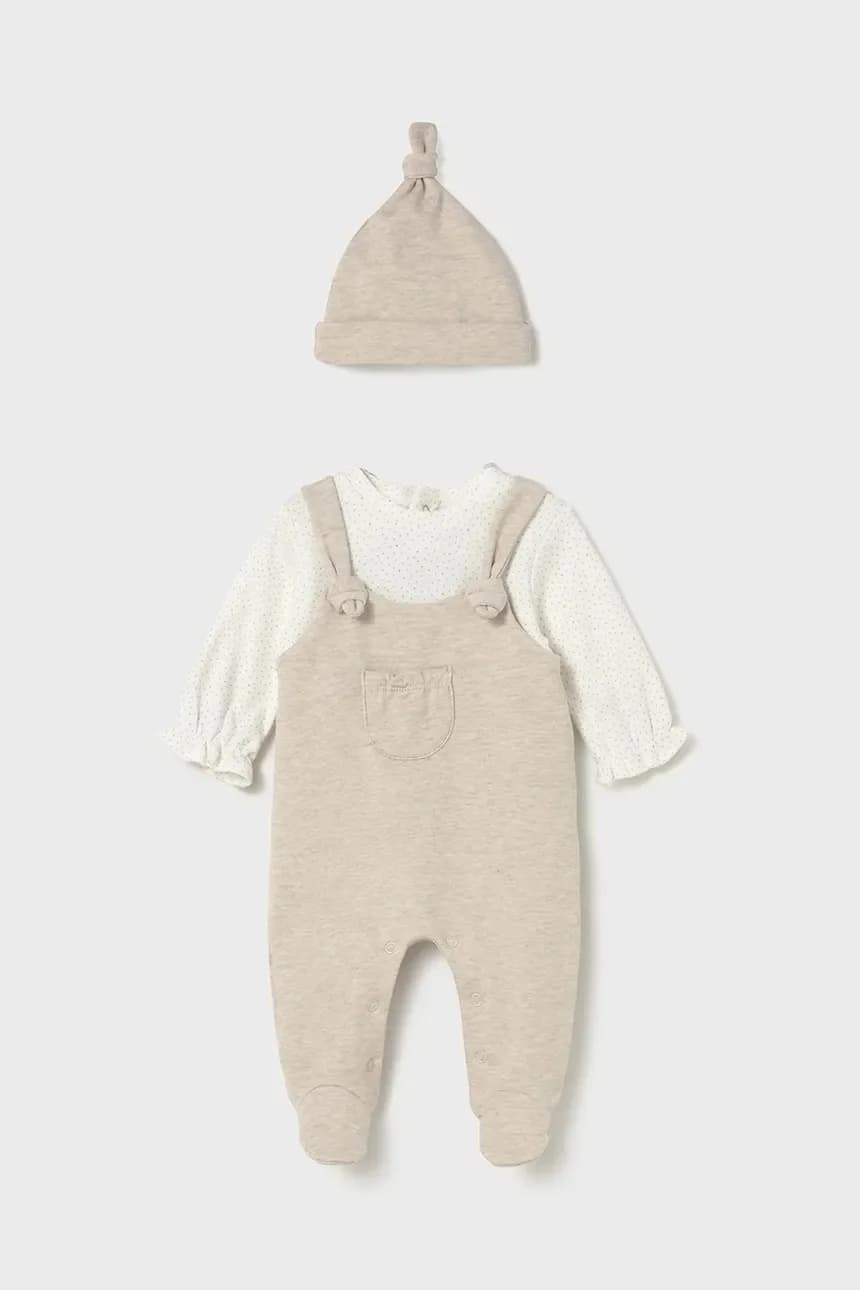 Комбинезоны и детская шапочка