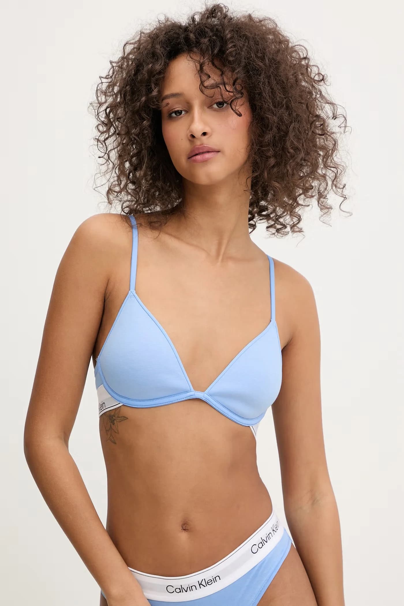 Бюстгальтер с глубоким вырезом