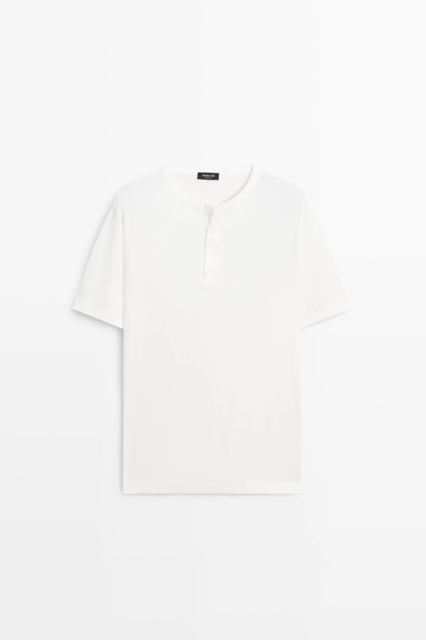 Футболка из 100% хлопка с вырезом на пуговицах.